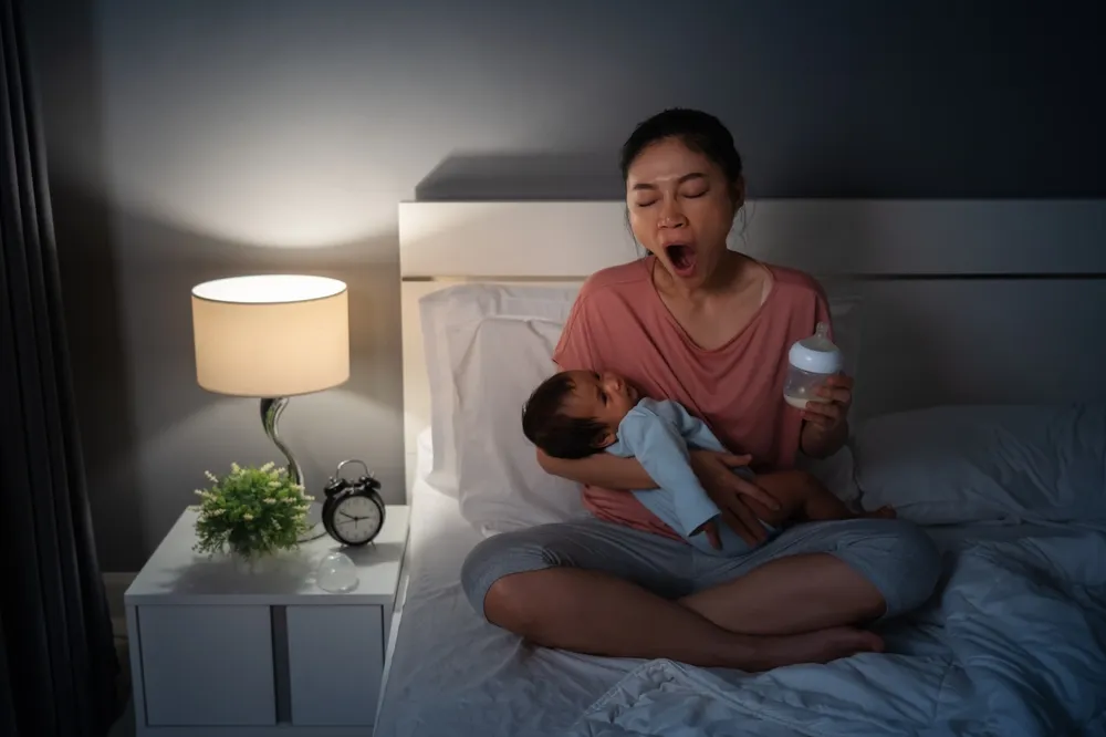 gece sık uyanmış bebek ve uykusuz annesi