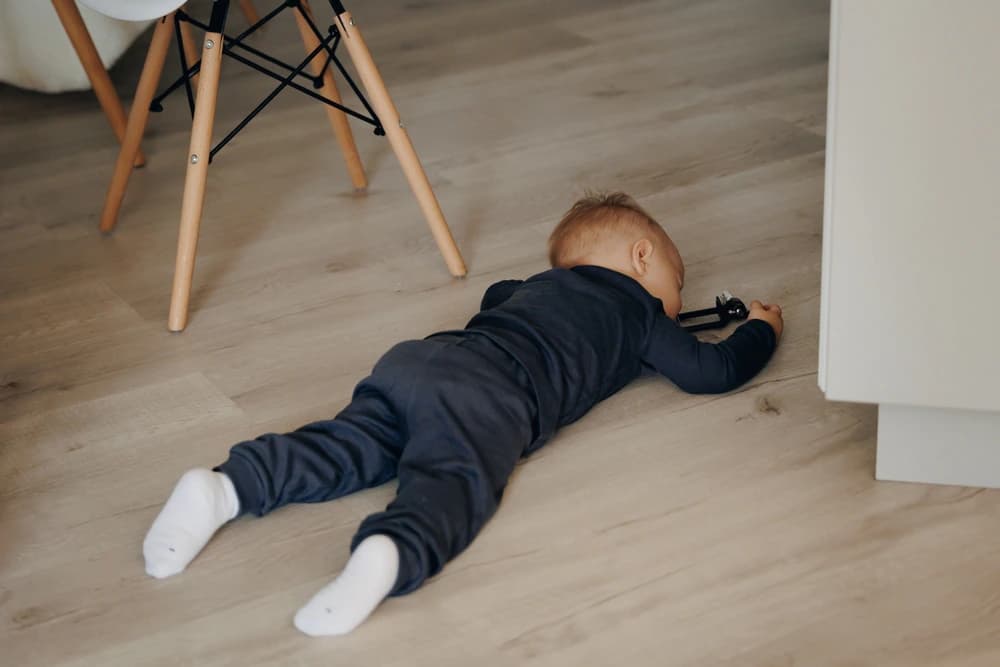 Çocuk histerik ve ağlamalarla yerde yatıyor, 3 yaş sendromu