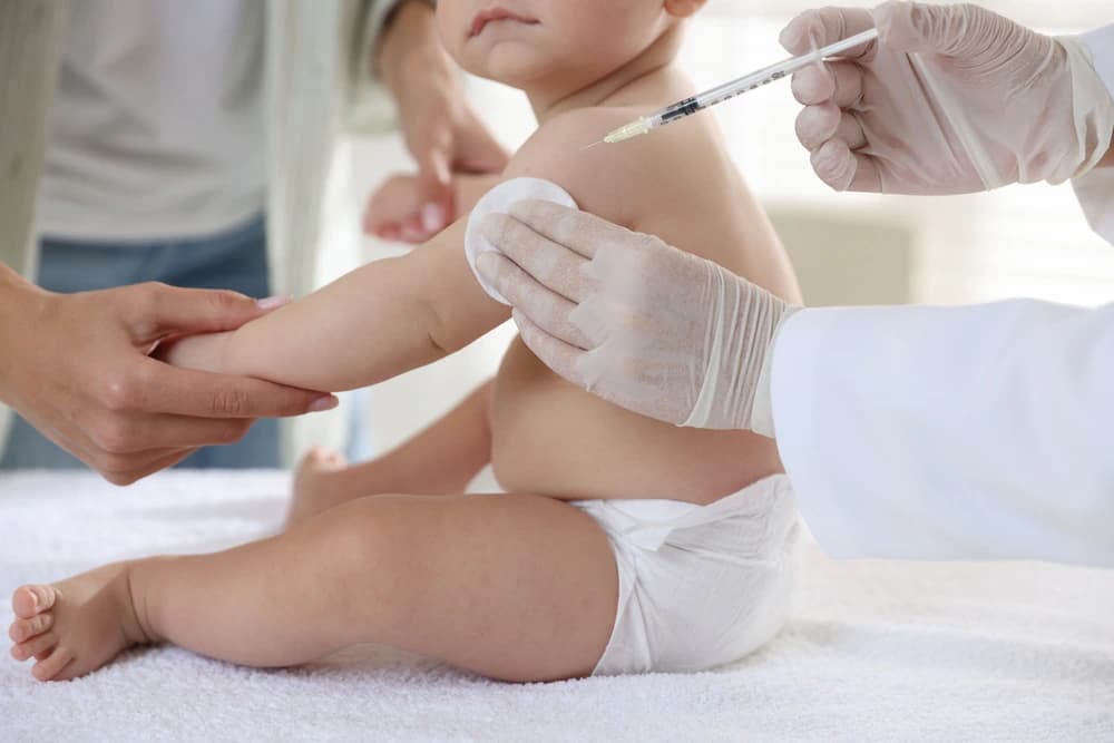 klinikte koluna aşı yapılan küçük bebek