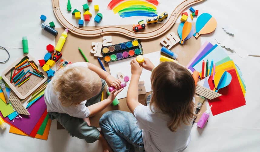 renkli etkinlik malzemeleriyle oynayan iki çocuk