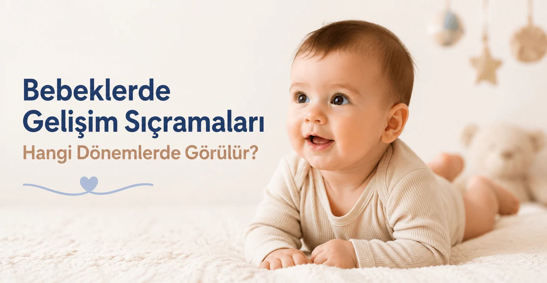 bebeklerde gelişim sıçramalarını anlatan blog kapak görselinde yüzüstü uzanıp gülümseyen bir bebek yer alıyor